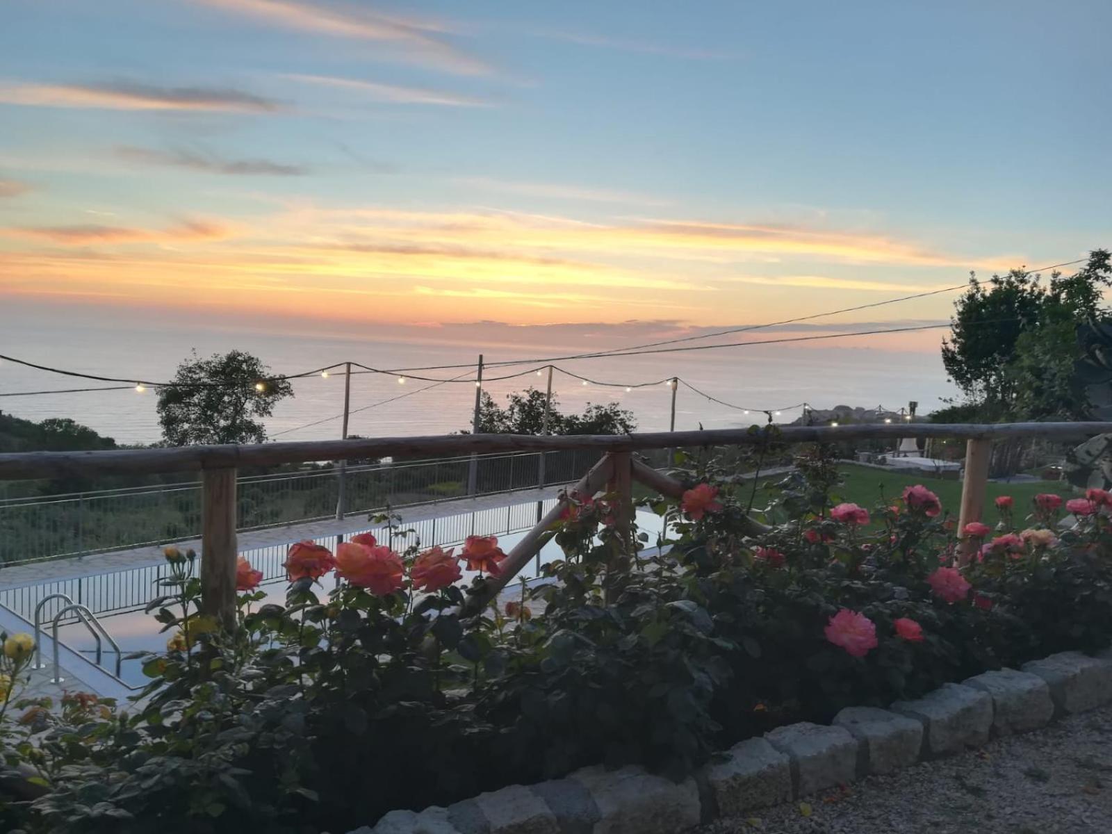 Borgo Rosso Di Sera Resort San Lucido Bagian luar foto